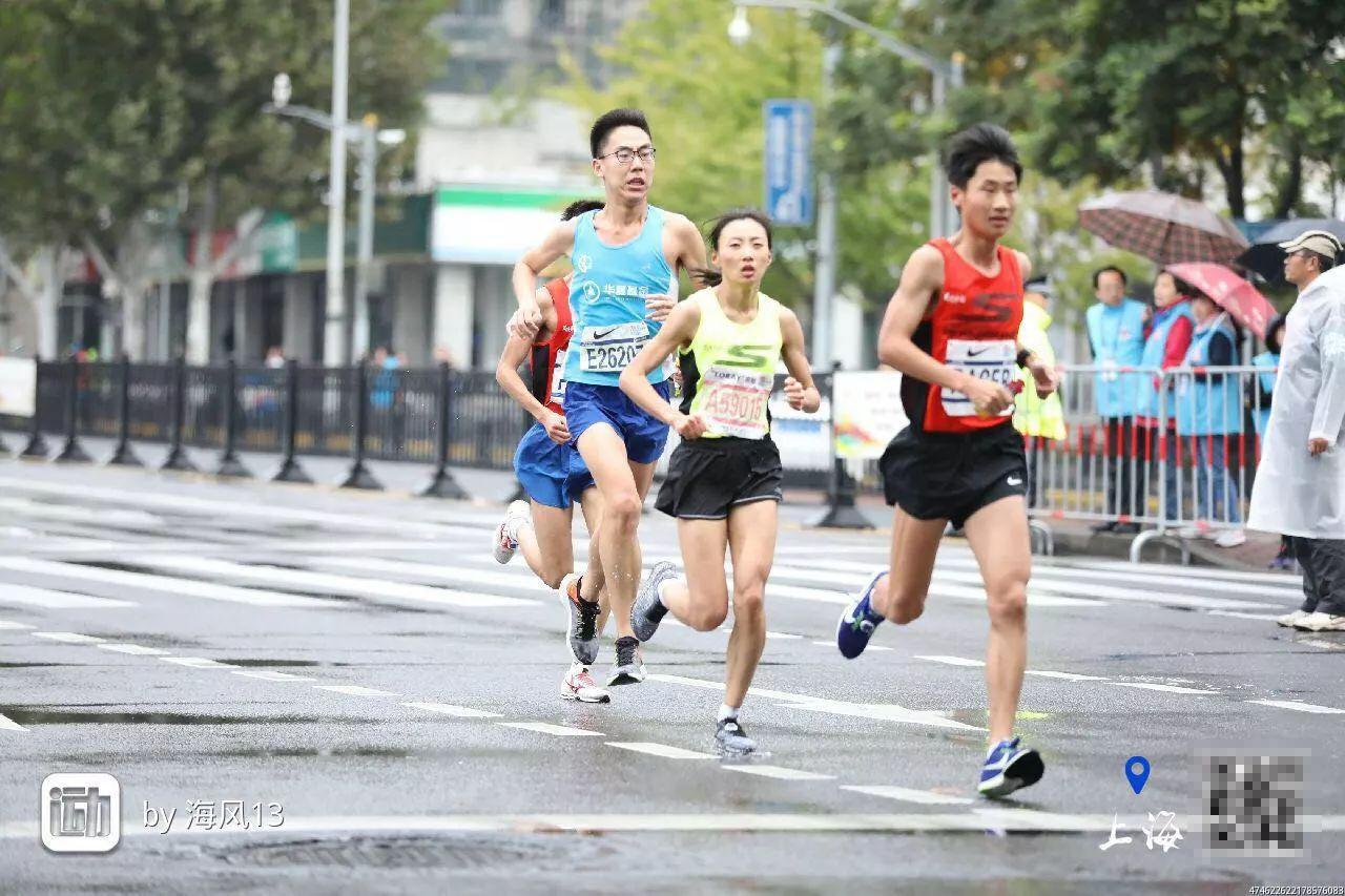 这个女生厉害了，用平均3分30秒的配速跑完上马