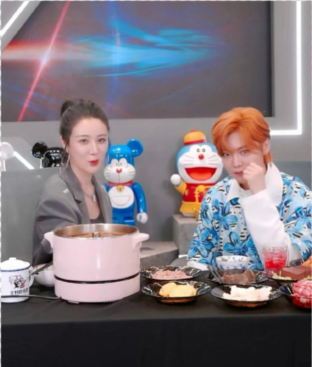 鹿晗秒变吃播，赞美最帅的男艺人是成龙，透露拍大片超帅的秘笈