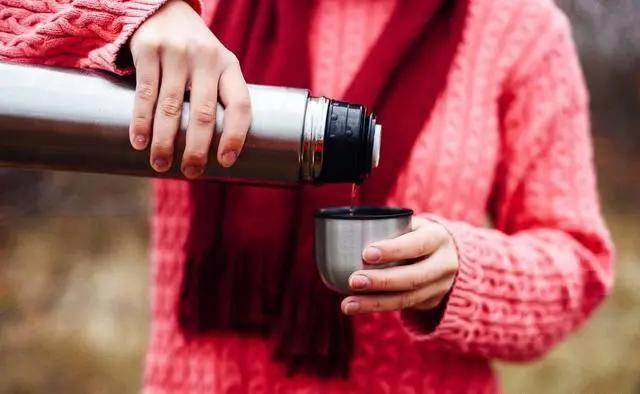 央视新闻保温杯变索命杯毒水,保温杯变索命杯毒水