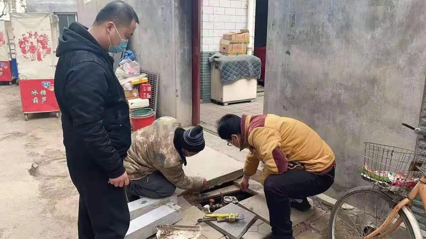 井陉水管漏水,自来水管被冻住了联系哪里来维修