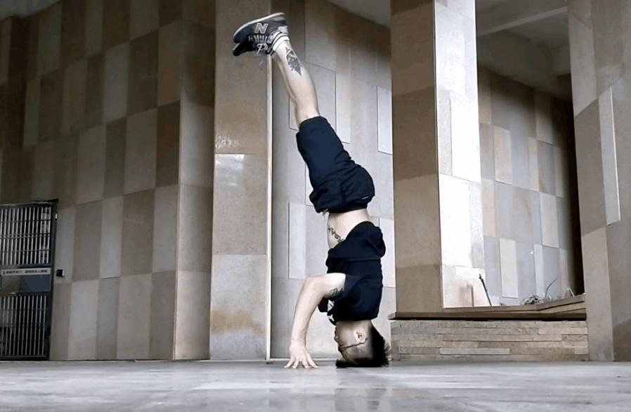 香蕉倒立如何转成完美直体倒立,倒立时腰无力怎么回事