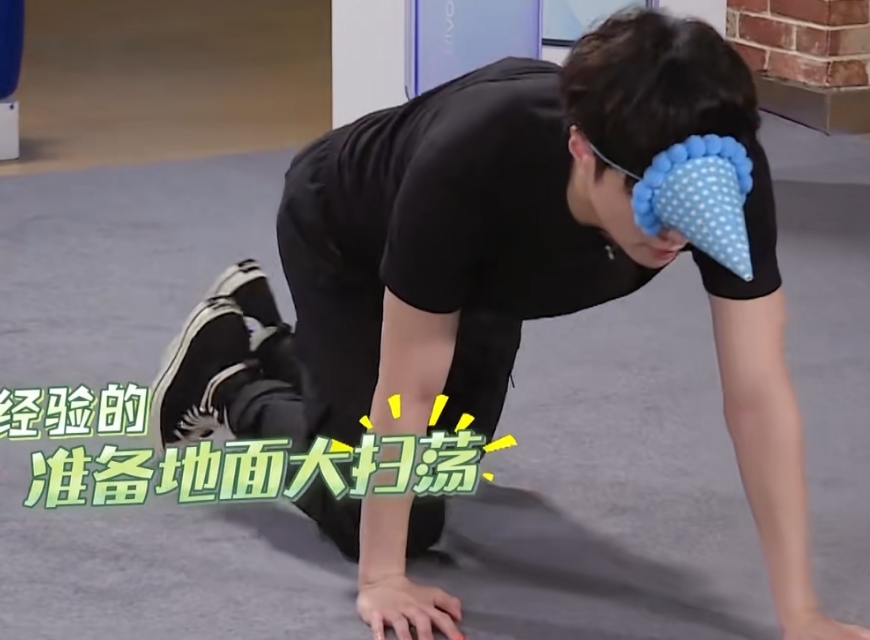 热巴张艺兴踢足球,张艺兴与迪丽热巴戴着面具玩足球