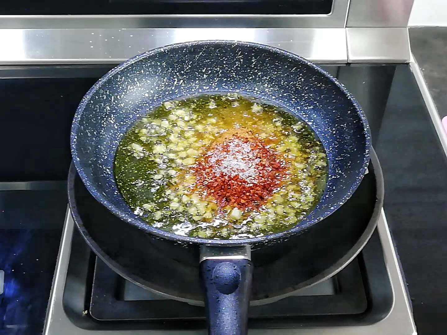 怎么自己在家做辣条又健康又好吃,在家自己做辣条口感筋道香辣美味