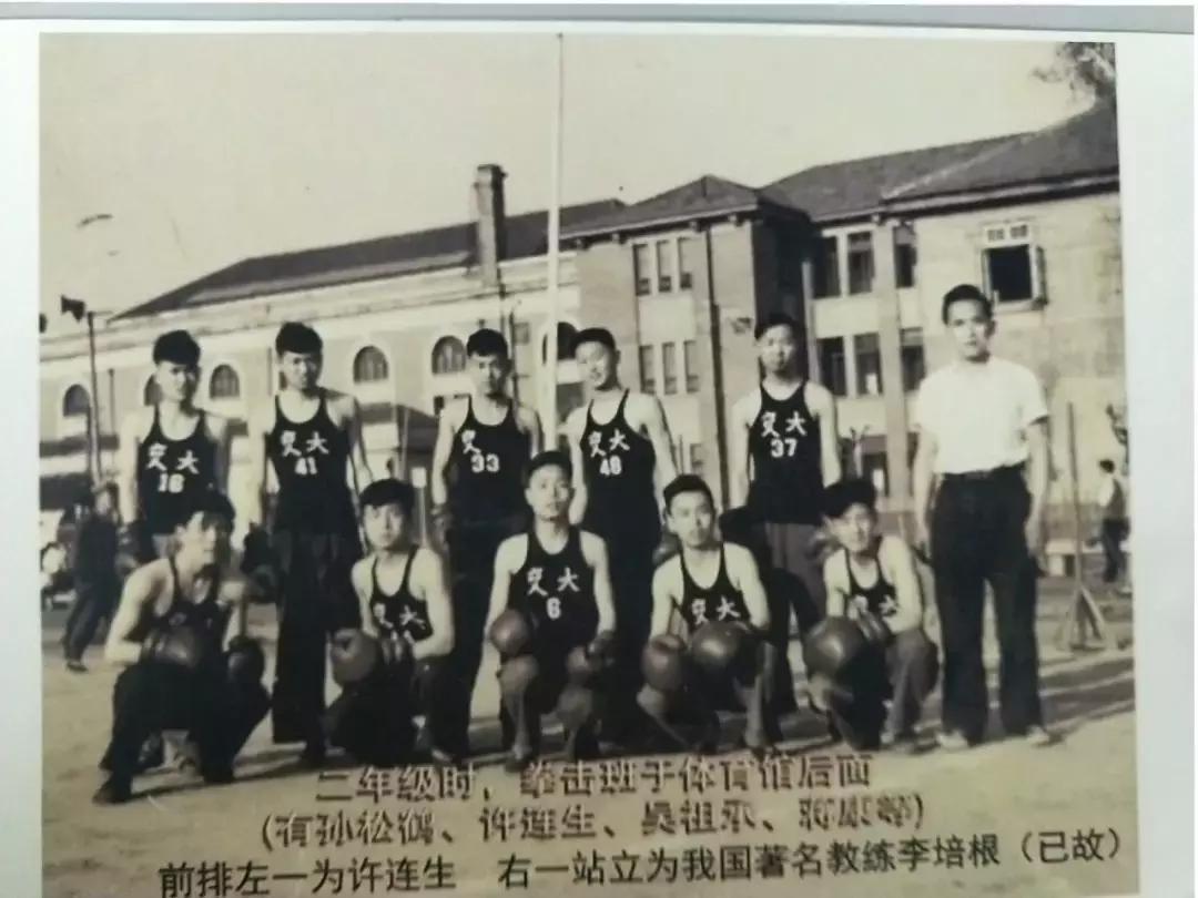 他是上海拳坛的祖师爷，这是“右拳王”许连生的故事