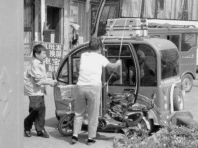 超标休闲电动大三轮车,电动三轮车违规载客冲撞城管