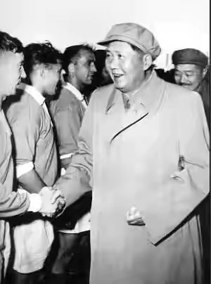 1964年，国足惨败，贺龙一气之下解散国足