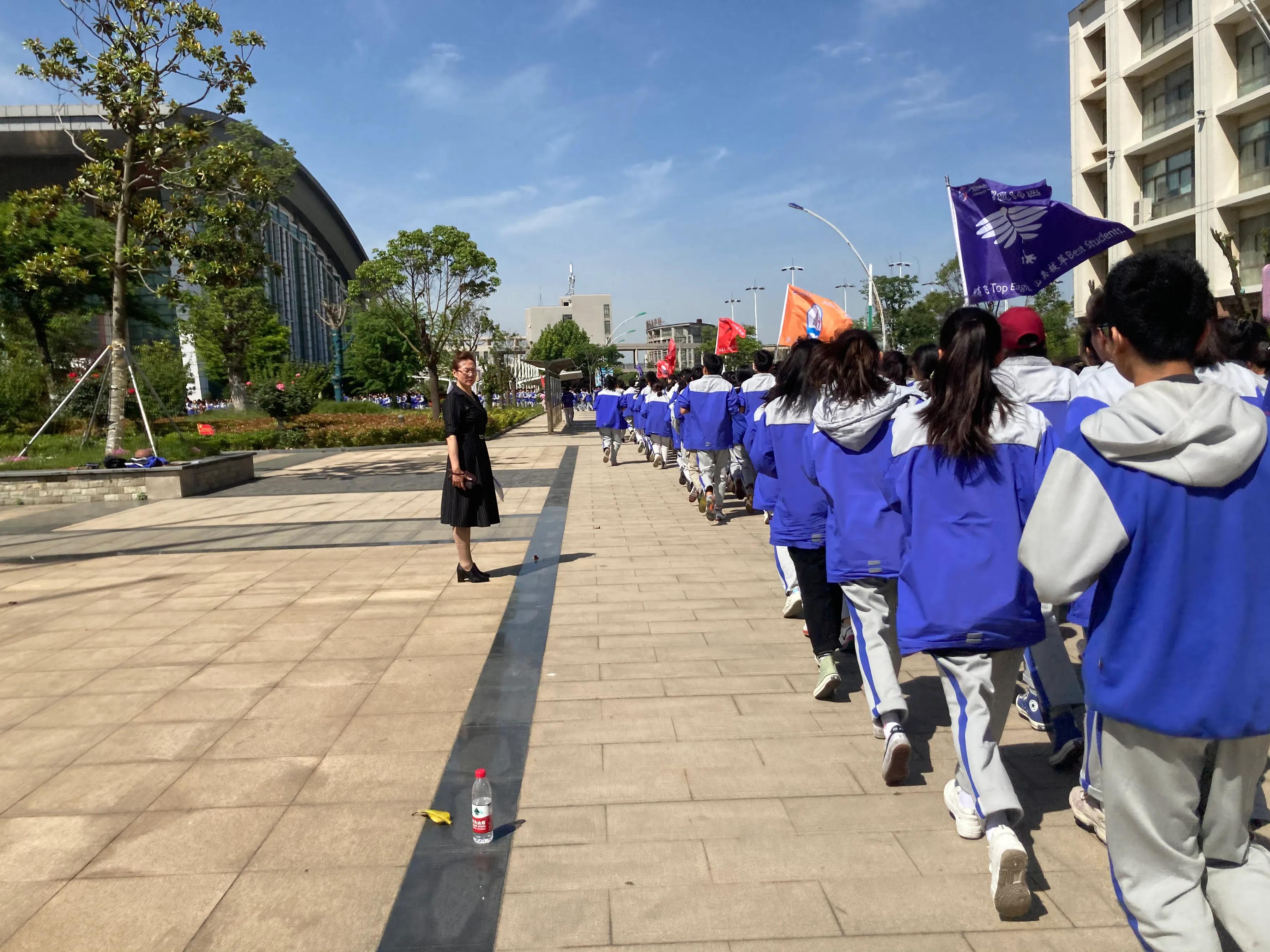 No.280（2021-05-25）争分夺秒疾驰看路有惊无险皮破肉露