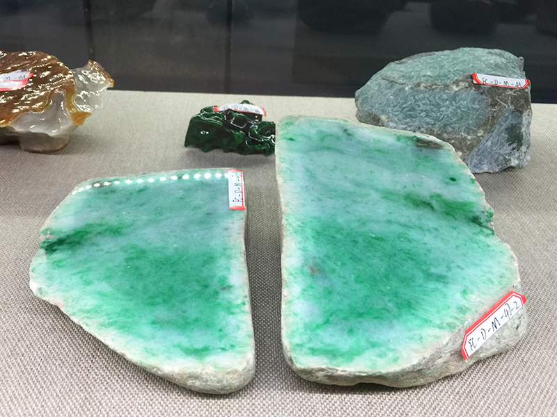 腾冲古镇旅游，游客花几千元买下翡翠赌石，一刀切下身价飙涨