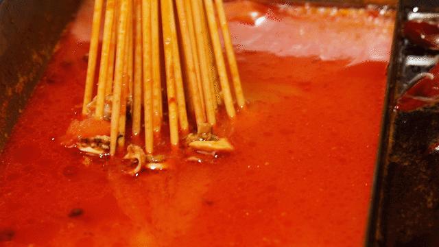 只此一家的牛腩串串火锅C位出道，19块9请你放肆开涮