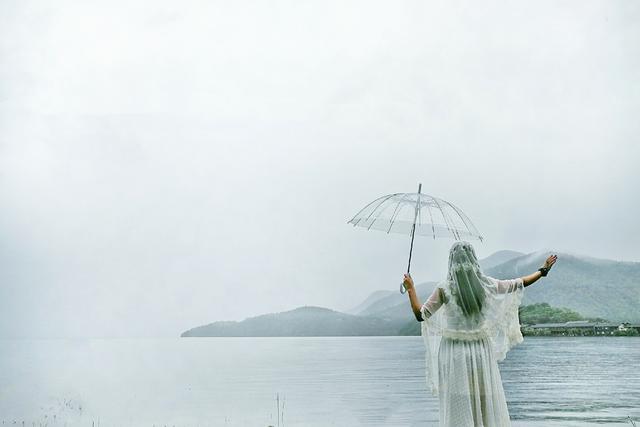 下雨拍照姿势大全不带伞,旅游打伞拍照姿势