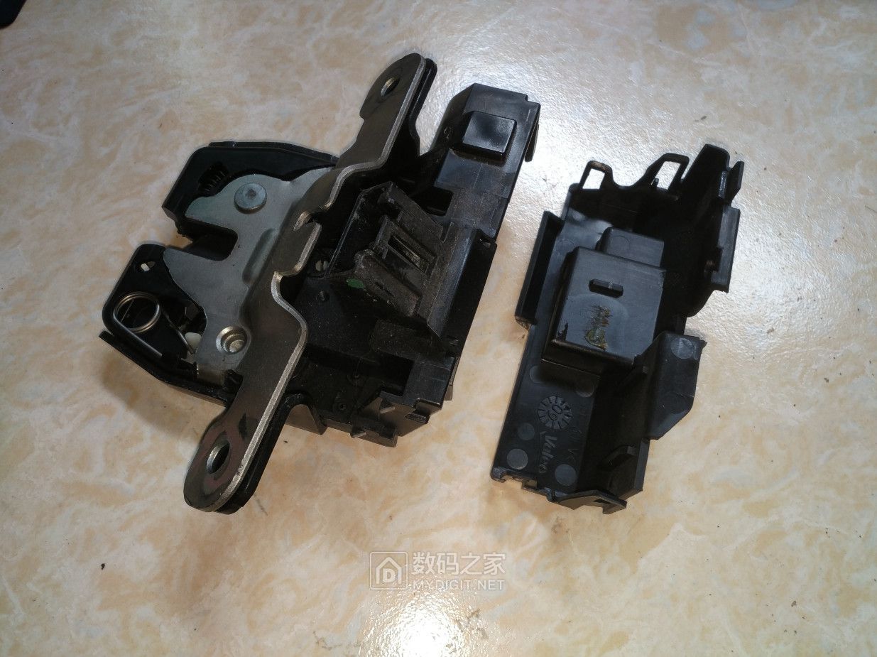 福特嘉年华后备箱锁打不开,福特嘉年华两厢后备箱锁应急开关