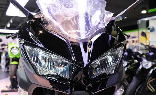 川崎小忍者400和黄龙600参数对比,川崎2023年忍者400还值得入手吗