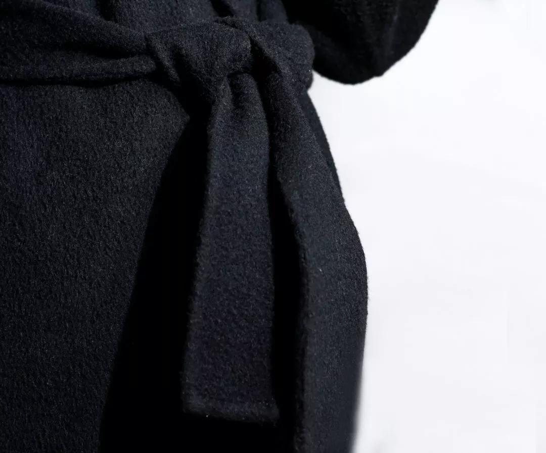 皮风衣腰带后面系法,风衣后面的腰带怎么系好看