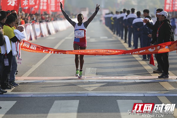 2019韶山红色国际半程马拉松赛开跑毛*东泽**诗词定点鼓劲