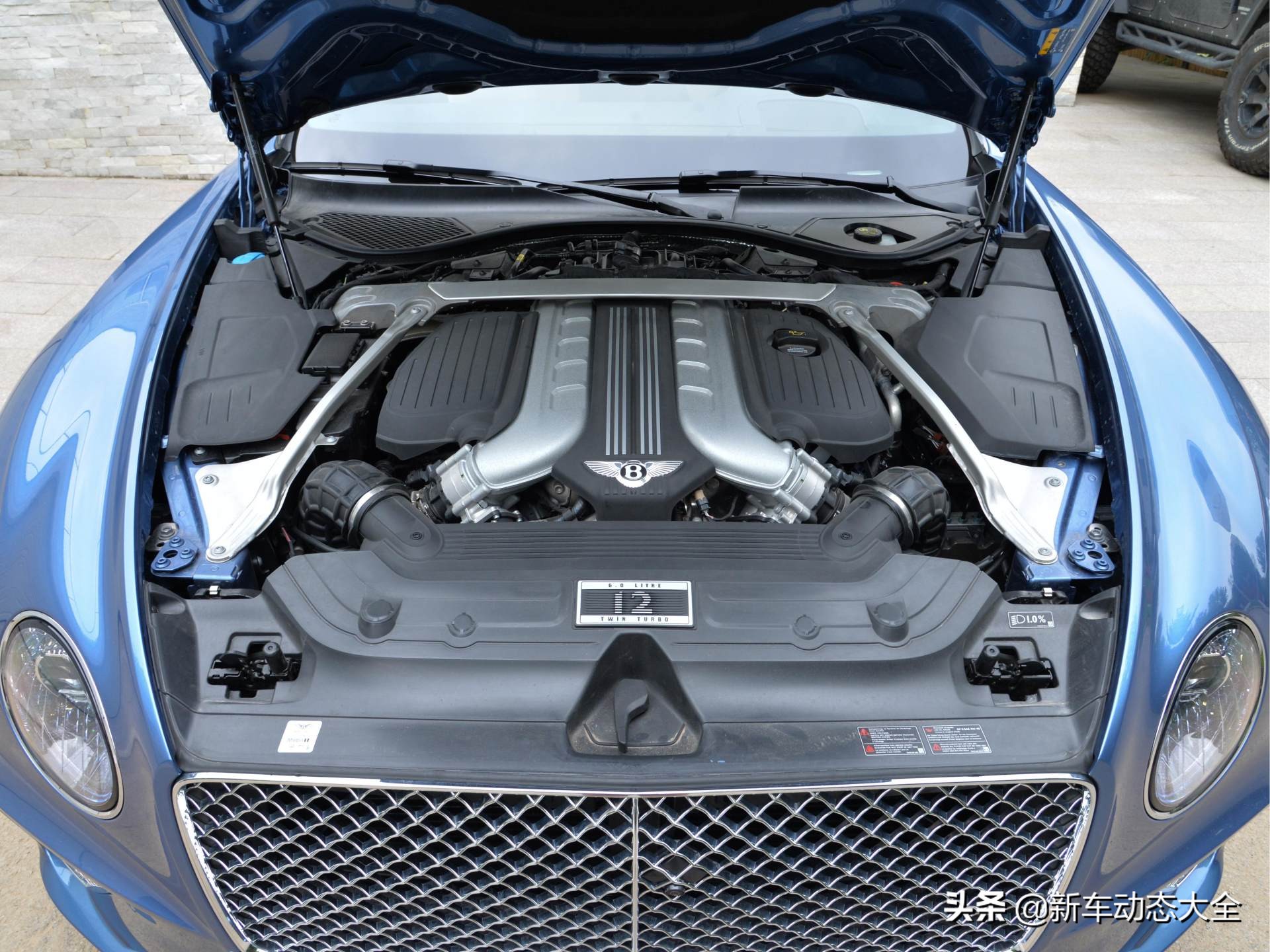 宾利欧陆2011款supersport敞篷版6.0,2022款宾利欧陆gtw12mulliner冰川白