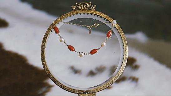 唤醒心中的优雅手链,用一条黄金手链迎接你的盎然生机