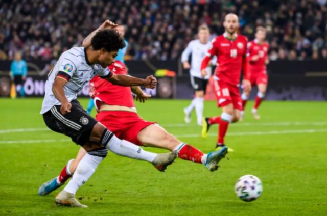 德国足球是进攻强还是防守强,德国足球队擅长进攻还是防守