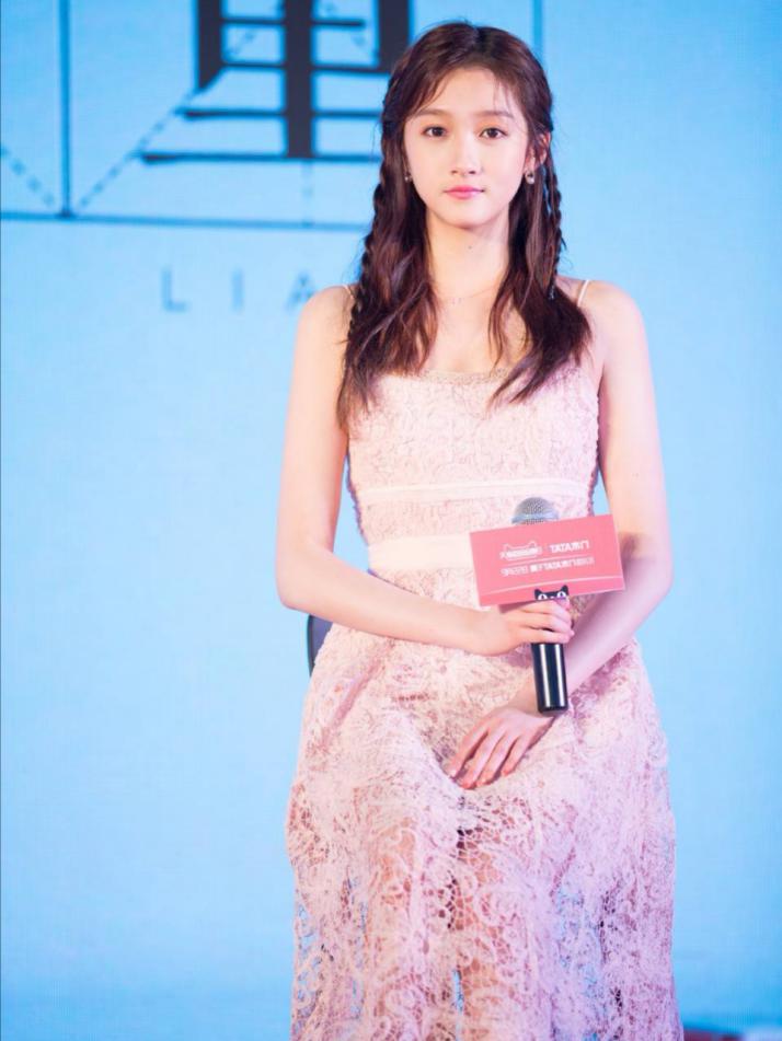 关晓彤闪光吊带裙look新鲜出炉,关晓彤黑纱裙出席活动