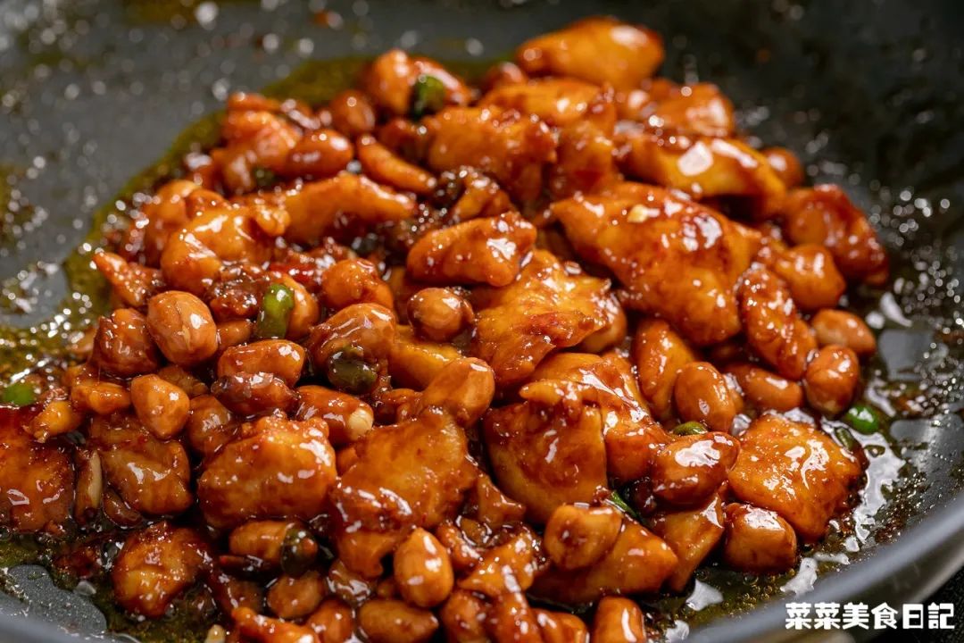 折腾一下午的年夜饭终于上桌了,历时五小时为家人做一顿年夜饭