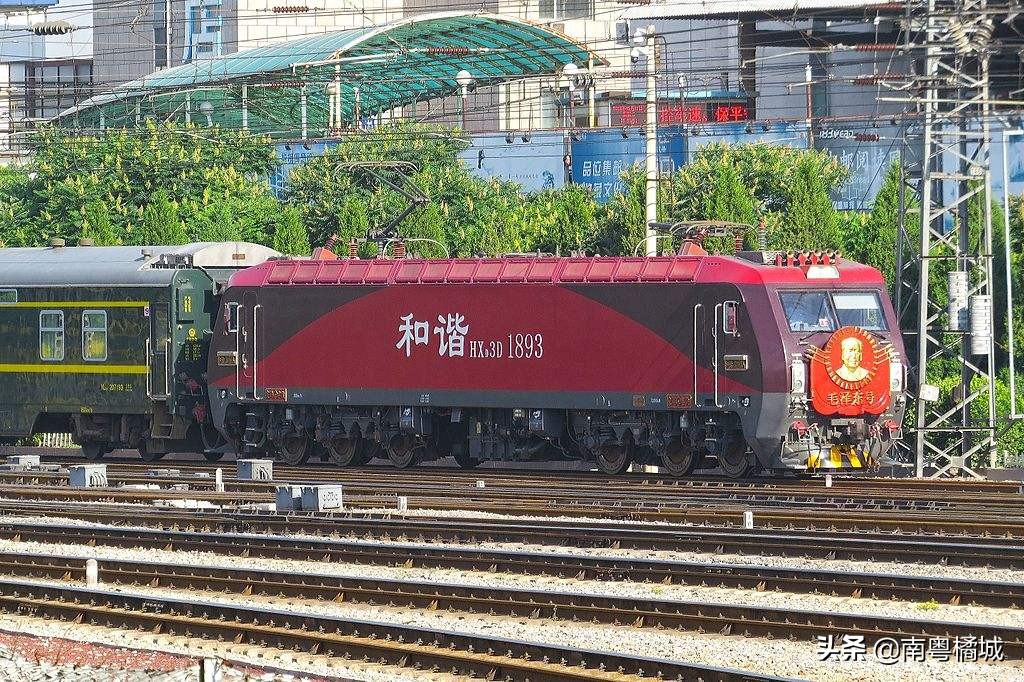 中国比较特殊的一趟直达特快列车,车次为Z1次列车,火车编号1893