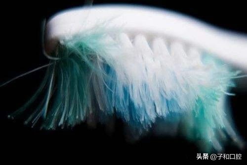 刷牙姿势不对牙龈有缝隙怎么补救,刷牙洗脸处好多苔藓