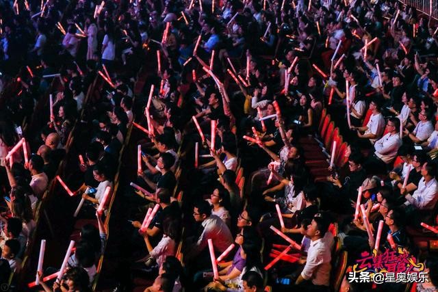 众星云集狂欢打call,线上线下一起领福利,我们可以!