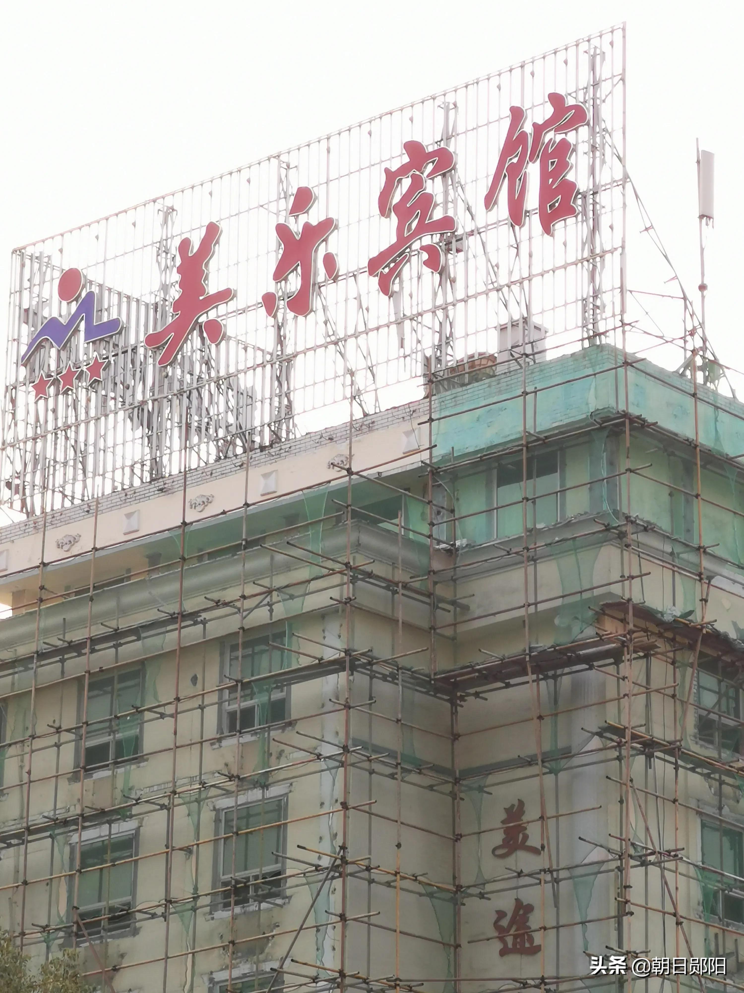 人民路上燕良酒店、美乐酒宾馆都在装修了