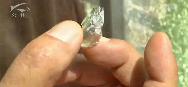 小区住户玻璃被子弹击中找谁负责,高层玻璃被子弹打了的样子