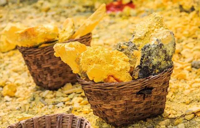 在印尼采硫磺视频,印尼活火山采集硫磺