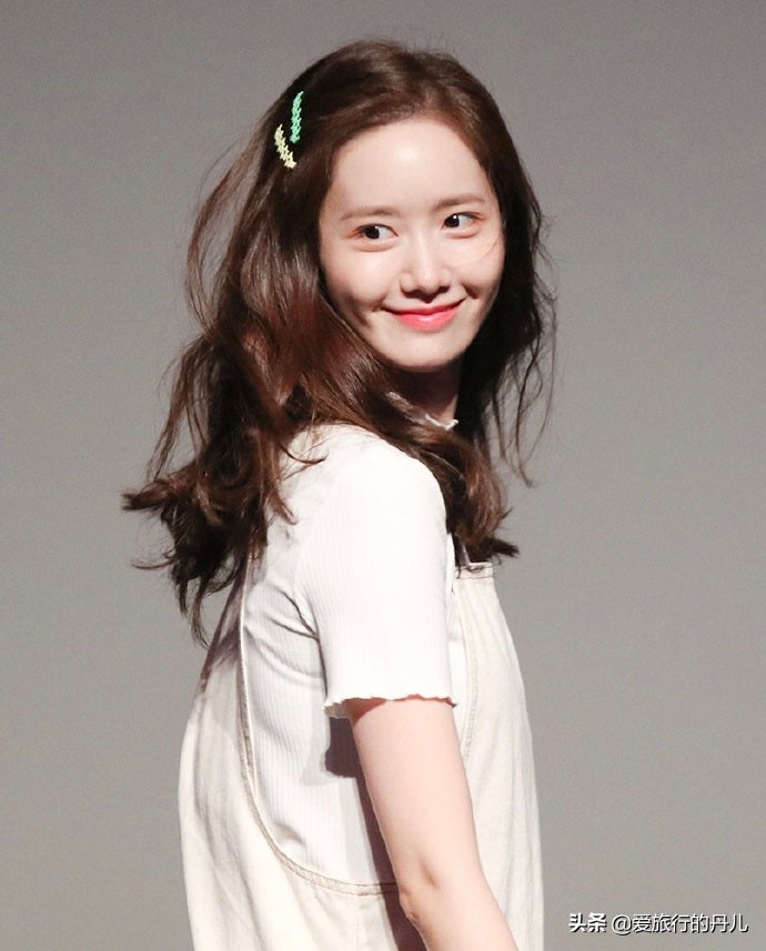 韩国美女林允儿礼服高清,林允儿身着白t恤