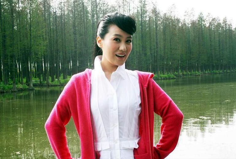 军旅歌手谭晶:32岁嫁41岁老公,37岁做妈妈,丈夫是科学家