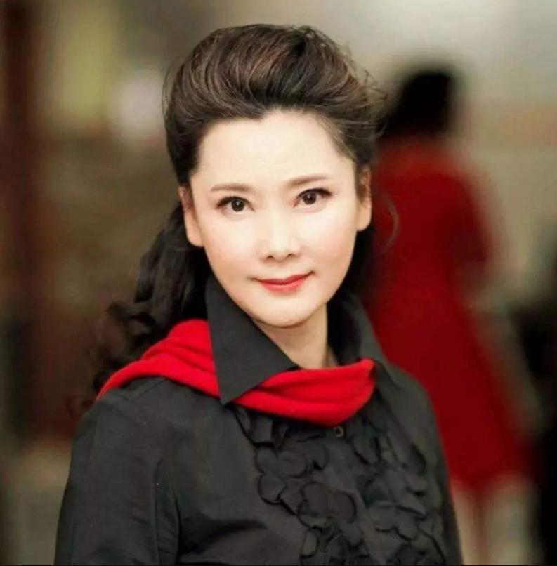 何赛飞穿搭照片,何赛飞丝巾照片