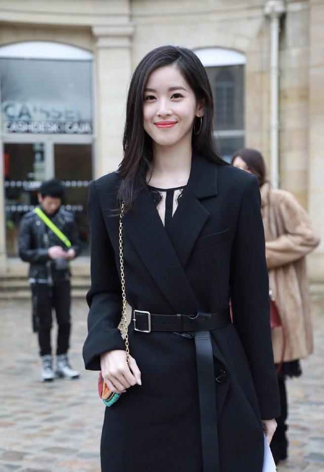 章泽天西装穿搭,章泽天出席晚宴穿金丝绒晚礼服