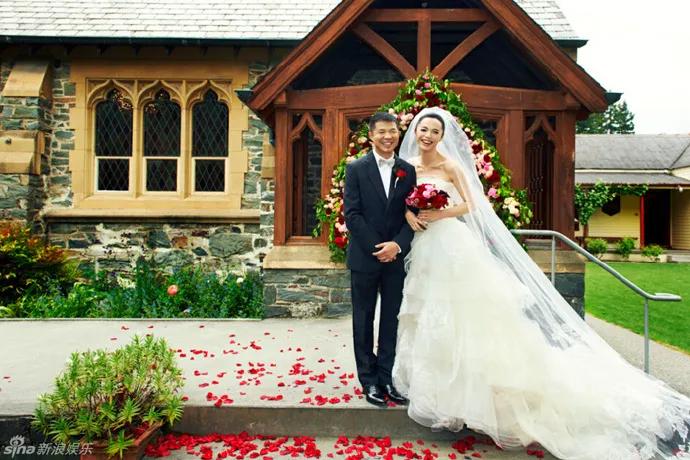 身价40亿，男友小她36岁：72岁“婚纱女王”比邓文迪厉害多了