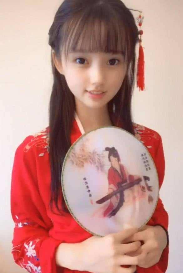 前有赛高酱，后有裴佳欣，蔡萝莉处境艰难，一姐位置或将拱手让人