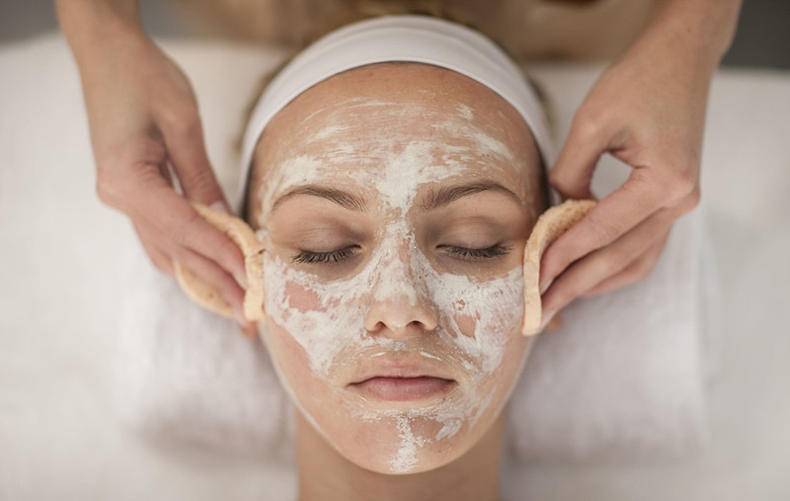 脸上有个光滑不痛不痒的小疙瘩,脸上皮肤粗糙长疙瘩是怎么回事