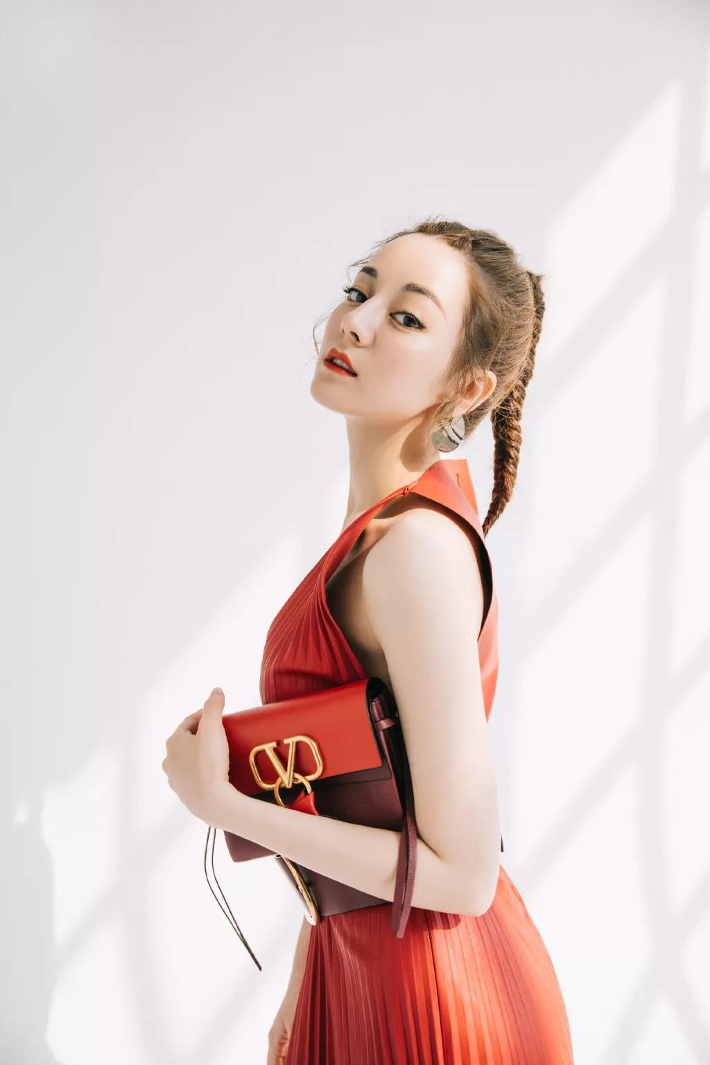 杨幂半扎鱼骨辫,杨幂的新发型双马尾鱼骨辫