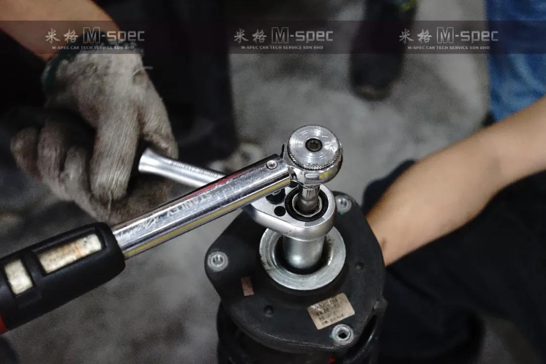 大众迈腾换完避震前后对比效果,迈腾改koni变色龙避震使用感受