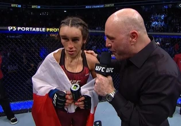 嘲讽中国疫情的外国拳手，被这个中国姑娘打成了猪头