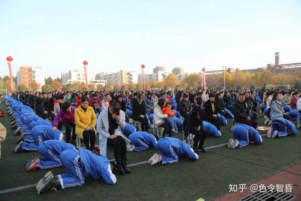 学生成人礼跪拜父母,学生跪拜父母惹非议