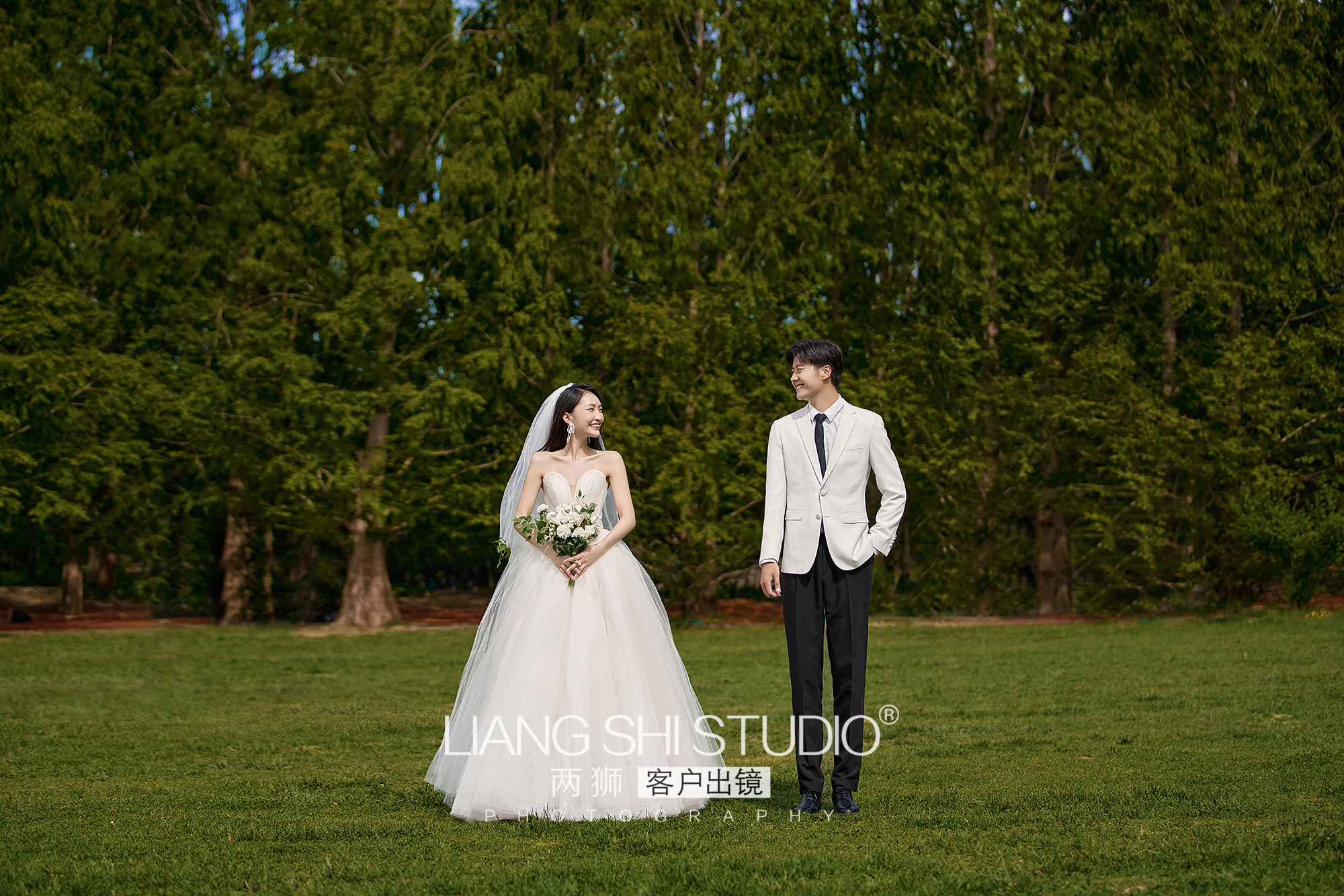 韩式杂志风婚纱照夸张造型,韩式简约婚纱照高级感幸福感爆棚