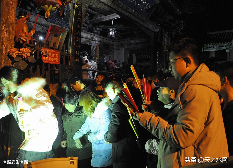 甘肃天水数万民众“上九朝观”祈福纳祥争烧头柱香！（组图）