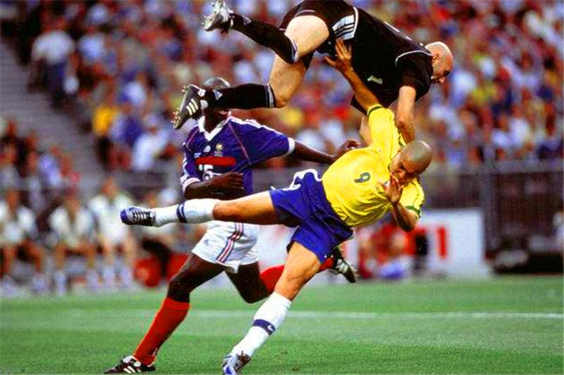 足坛被黑的最惨的三位球星,罗纳尔多世界杯决赛失利巴乔