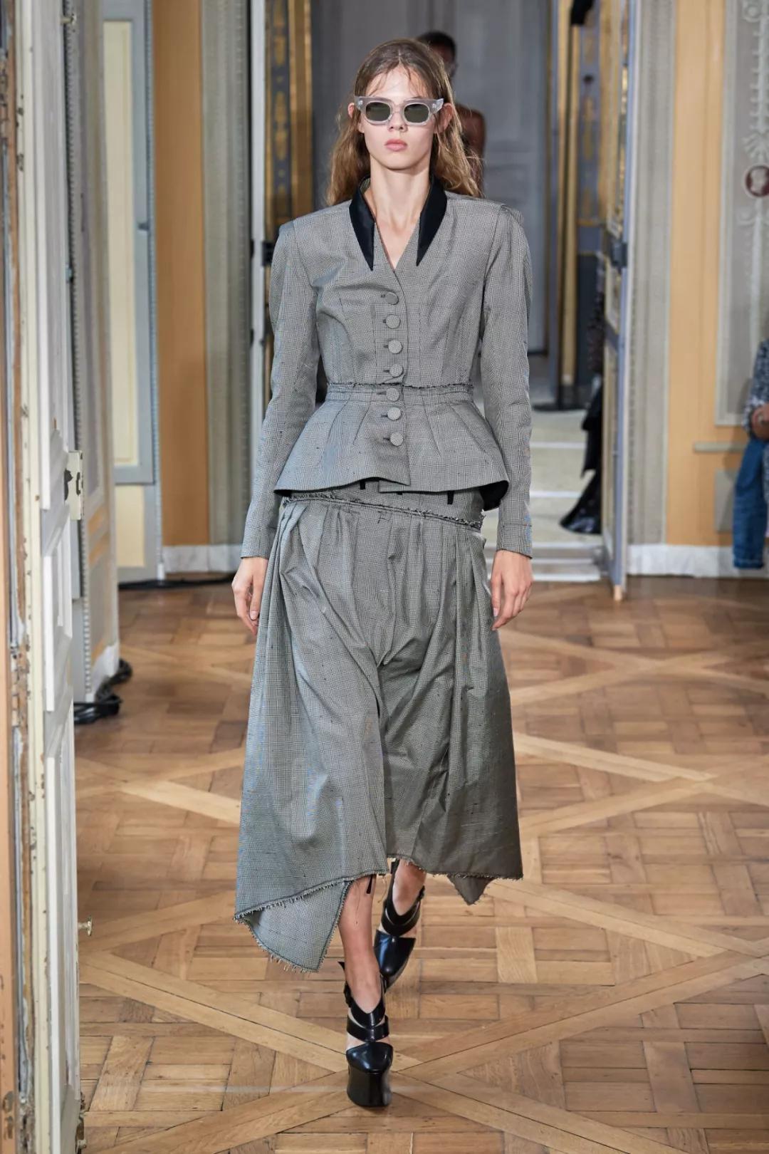 2020流行什么颜色的衣服,今年最流行的衣服颜色是什么颜色