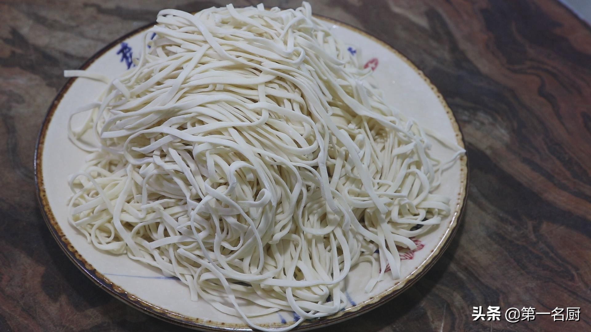 生面条直接放菜上蒸面条家常做法,生面条的炒法视频大全