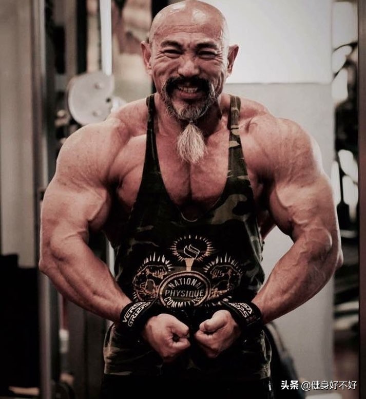60岁大爷体重70公斤卧推110公斤,50岁大爷深蹲