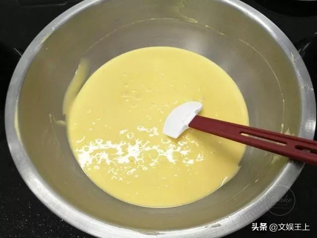 不用出门自己在家做蛋糕,不能出门就自己做了一个蛋糕