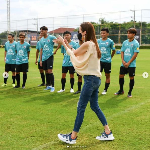 泰国华裔富婆惊艳亮相足球场！无袖衬衫秀性感，运动员害羞地低头