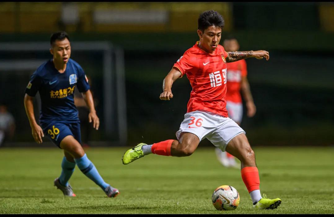 他是恒大高价签下的国脚后腰！如今面临坐冷板凳，急需为自己证明