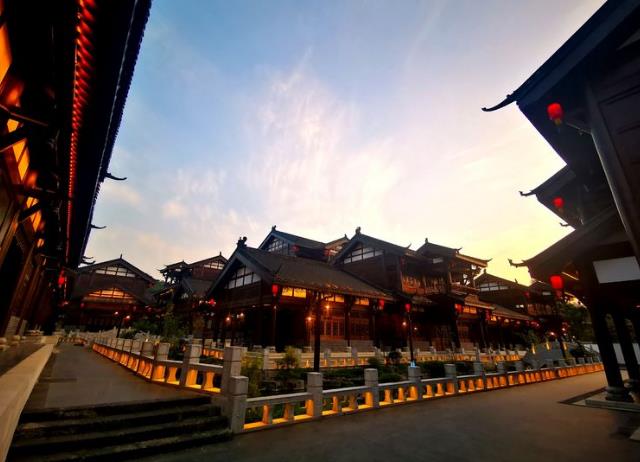 贵州织金县：一个织金洞，一道宫保鸡丁如何能够留住游客？